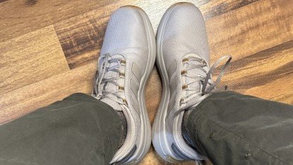 Vật liệu trên vòm bàn chân của giày adidas racer tr 23 có thể bị nhăn và gây khó chịu.