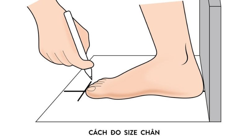 Vẽ viền chân lên giấy để đo chiều dài bàn chân