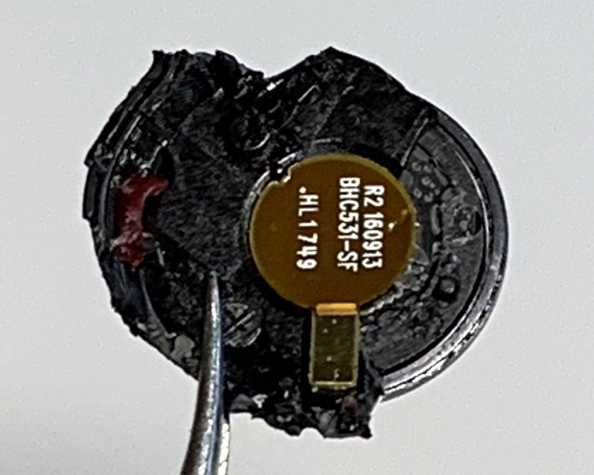 Vị trí và cấu trúc micro MEMS được bọc cao su trên một bên tai nghe **b&amp;o e8**.