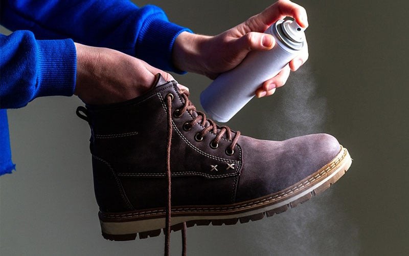 Xịt bảo vệ chuyên dụng cho giày da lộn, giúp giữ độ bền và làm sạch hiệu quả loại da đặc biệt này.