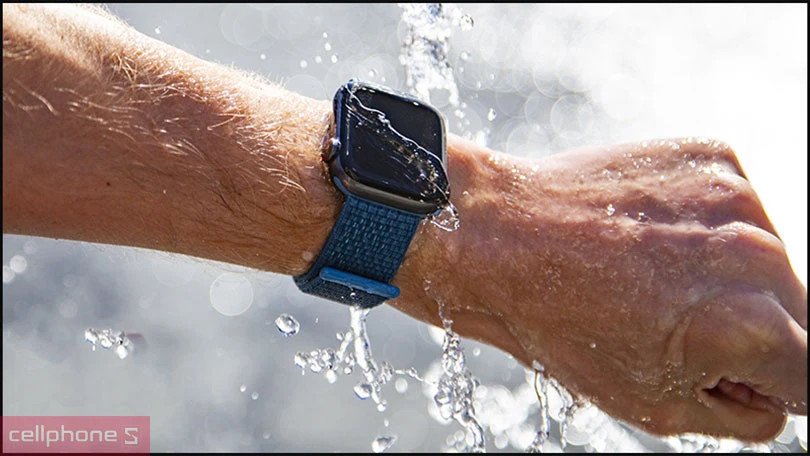 Apple Watch Series màu hồng trên cổ tay người phụ nữ, mẫu đồng hồ smartwatch nữ phổ biến