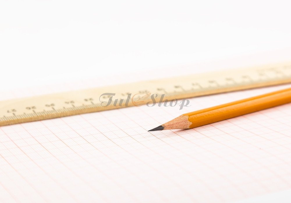 Bàn chân đặt trên tờ giấy trắng để vẽ khuôn