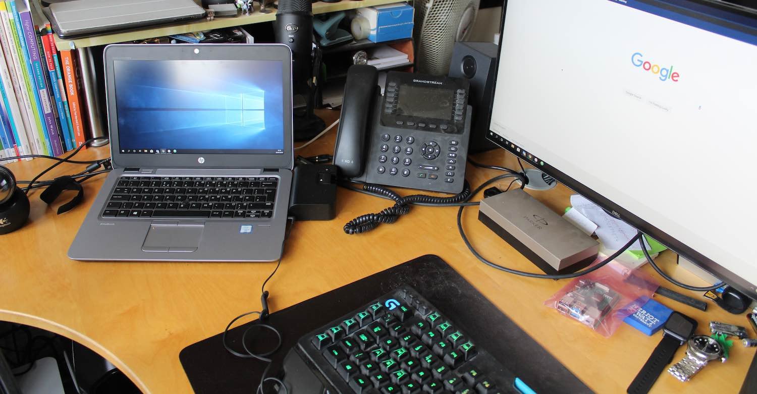 Bàn làm việc với laptop HP EliteBook 820 G3 và docking station