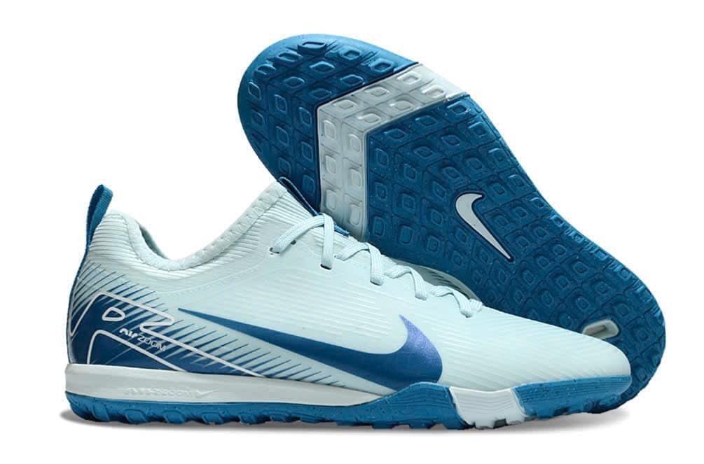 Bên trong cửa hàng Toan Sport Đà Nẵng với nhiều mẫu giày bóng đá được trưng bày