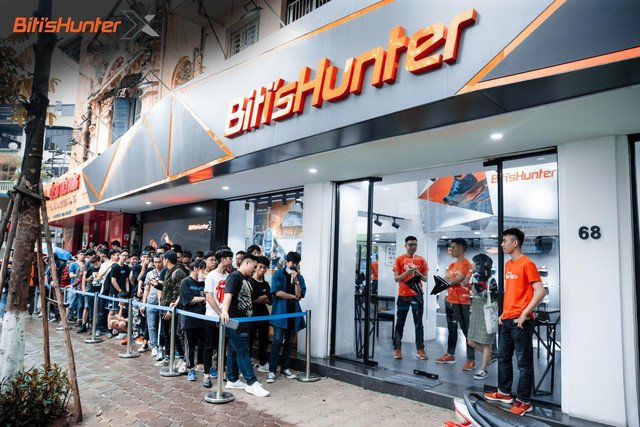 Bên trong một cửa hàng Biti's, nơi khách hàng có thể trực tiếp trải nghiệm và mua sắm giày Biti's Hunter có chạy bộ được không.