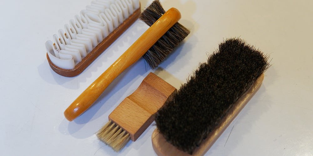 Bộ dụng cụ chuyên dụng để vệ sinh giày đá bóng hiệu quả