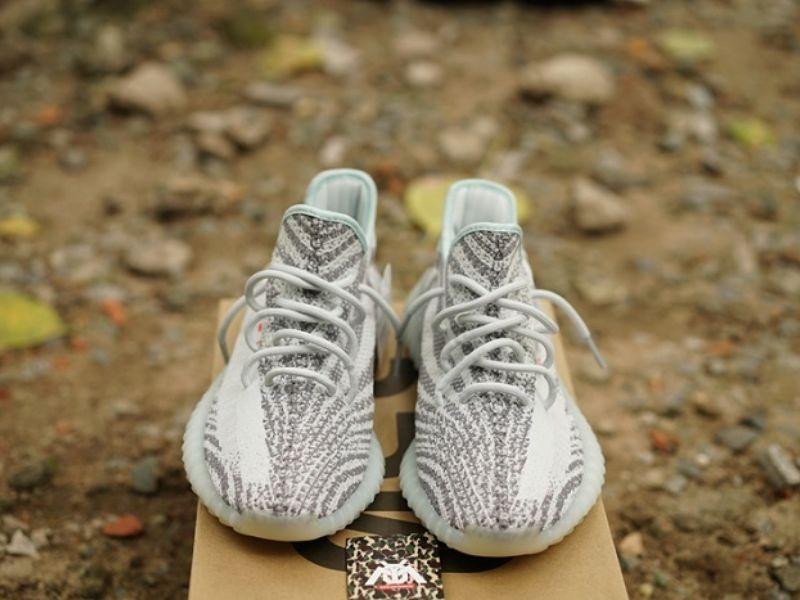 Cách buộc dây giày Yeezy KAWS độc đáo