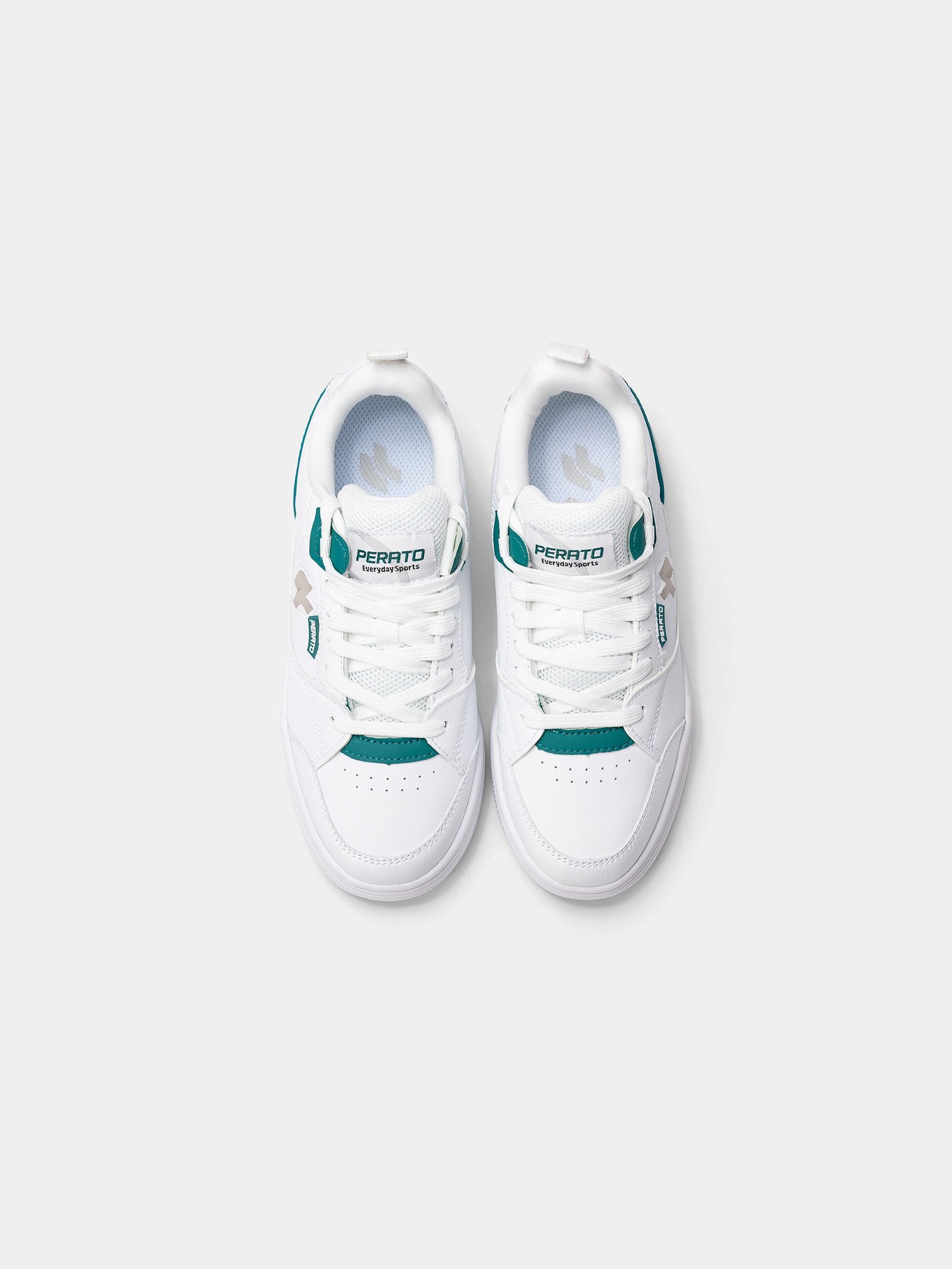 Cận cảnh giày sục nữ thể thao trên chân, thể hiện sự thoải mái và chất liệu cao cấp.