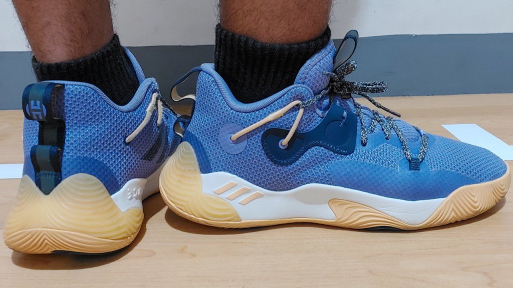 Cấu trúc hỗ trợ mắt cá chân vững chắc của giày adidas Harden Stepback 3