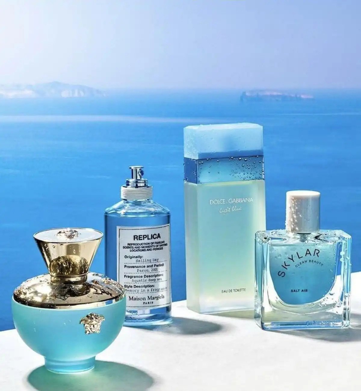 Chai nước hoa Dolce &amp; Gabbana Light Blue trên bàn gỗ