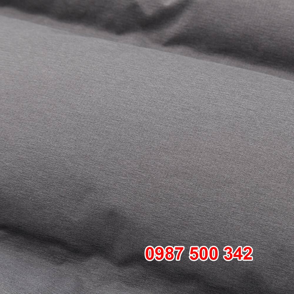 Chi tiết chất liệu vải ép nhiệt không đường may của áo phao lông vũ Uniqlo, tăng cường khả năng chống thấm nước