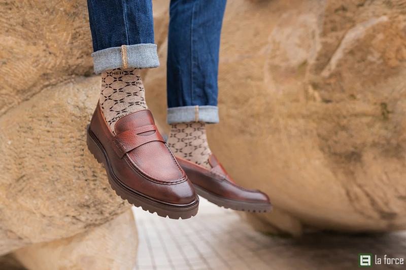 Chọn chất liệu vớ cotton cao cấp, thoáng khí giúp đôi chân thoải mái khi mang giày lười