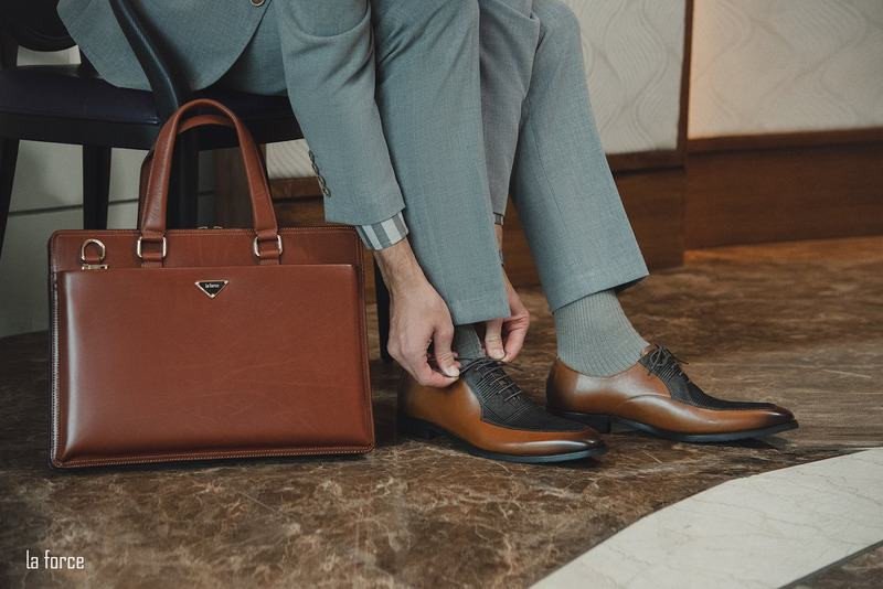 Chọn màu vớ mang giày tây đồng điệu với màu quần để tạo sự liền mạch