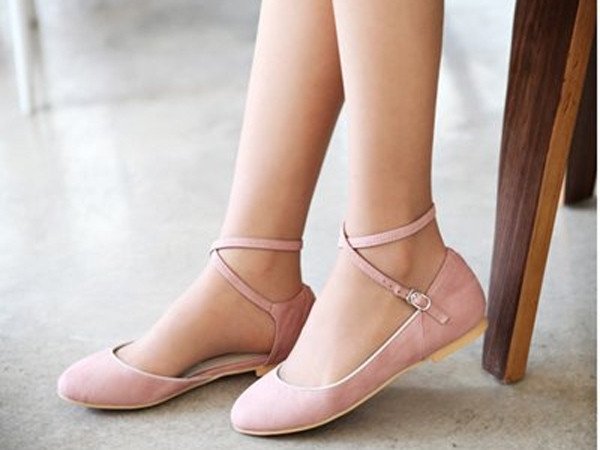 Cô gái đang ngồi trên ghế với đôi giày búp bê màu xanh ngọc