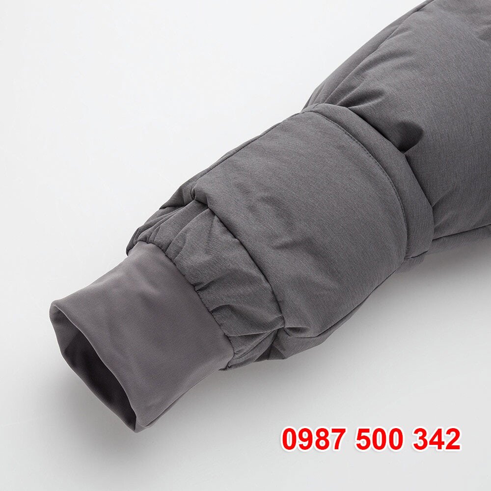 Cổ tay áo phao lông vũ Uniqlo với lớp bo chun mềm mại, giúp giữ ấm tối đa và cản gió hiệu quả