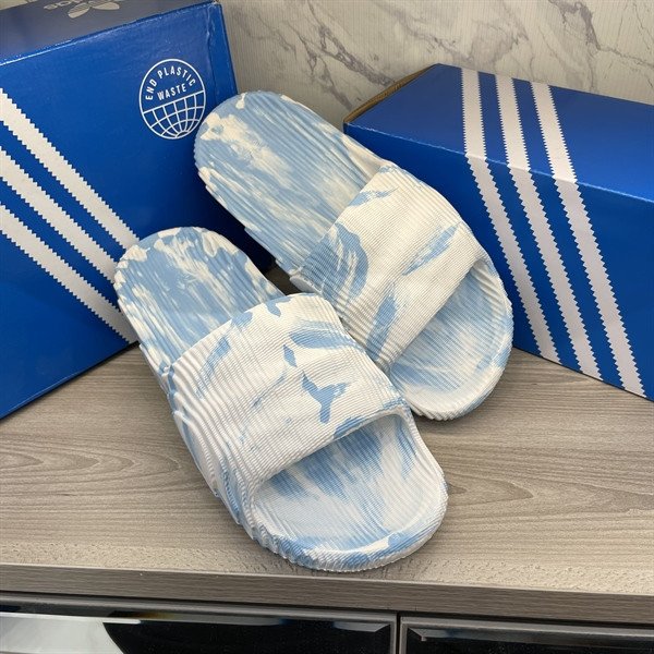Dép Adidas Adilette 22 xanh loang chính hãng, minh chứng cho sự thoải mái và phong cách