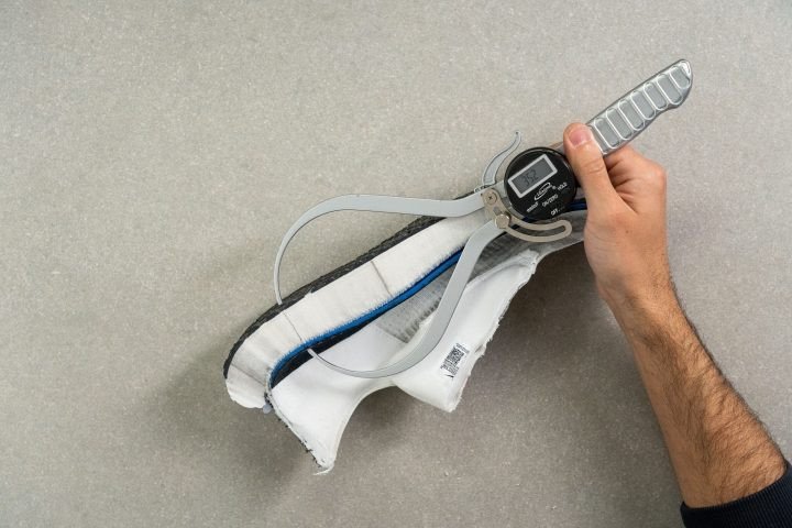 Đo chiều cao đế gót giày nike invincible run 3