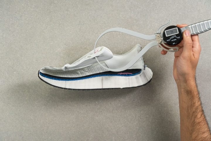 Đo độ dày lưỡi gà của giày nike invincible run 3