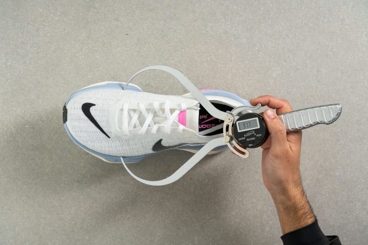 Đo độ rộng hộp ngón chân của giày nike invincible run 3