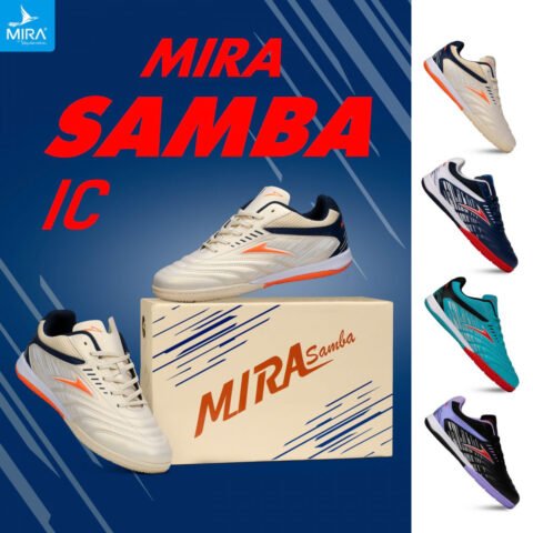 Đôi giày bóng đá IC MIRA SAMBA màu đen với đế nâu đang được đặt trên sàn gỗ