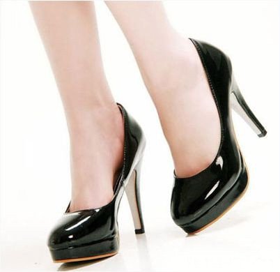 Đôi giày cao gót màu đen thanh lịch trên sàn gỗ