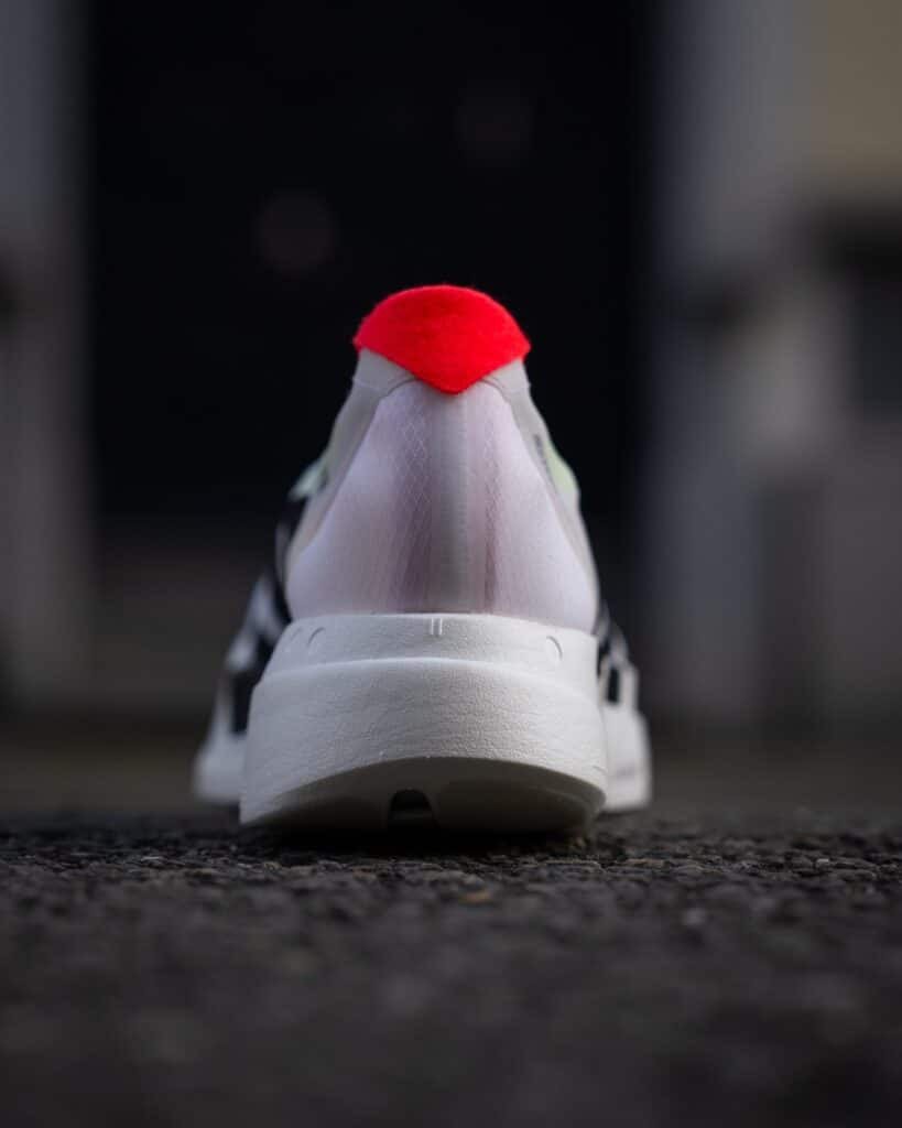 Đôi giày chạy bộ hiệu suất cao, đại diện cho dòng adizero adios pro 3 với thiết kế sang trọng