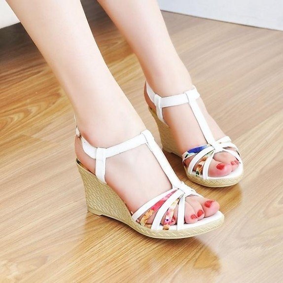 Đôi giày đế xuồng màu be với quai buộc thanh lịch