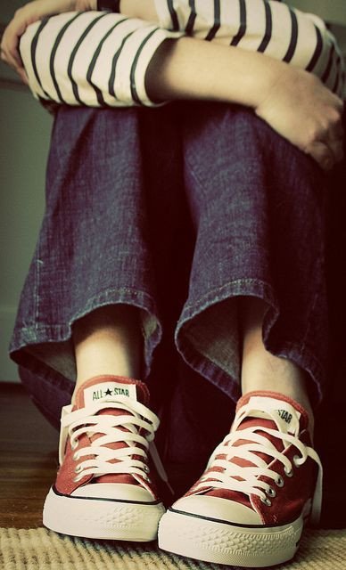 Đôi giày sneaker trắng nữ tính với điểm nhấn màu hồng