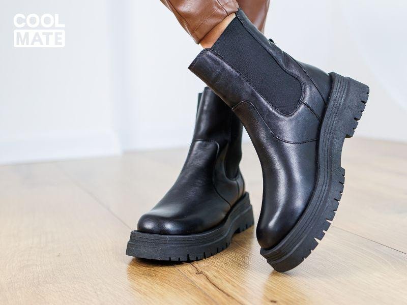 Đôi giày tây Chelsea Boots cổ cao màu nâu sẫm với phần thun co giãn ở mắt cá chân