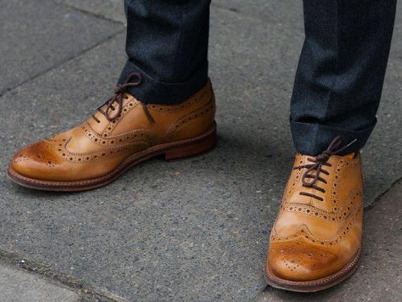 Đôi giày tây nam cao cấp với phom dáng chuẩn mực và chất liệu da sang trọng