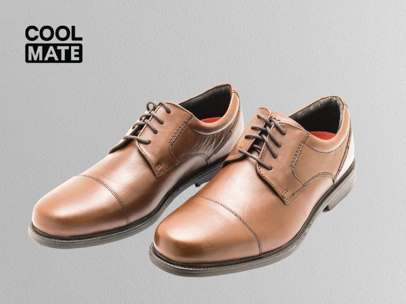 Đôi giày tây Oxford Cap-toe màu nâu với đường chỉ ngang thanh lịch ở mũi giày