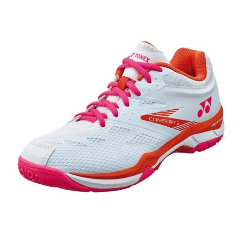 Đôi giày Yonex Power Cushion Comfort 3 màu trắng hồng nổi bật trên sân đấu cầu lông