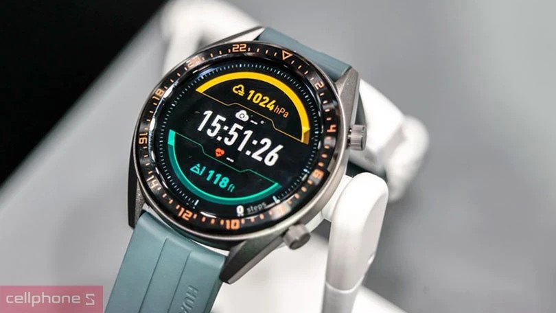 Đồng hồ smartwatch nữ Huawei Watch GT với thiết kế thanh lịch trên cổ tay