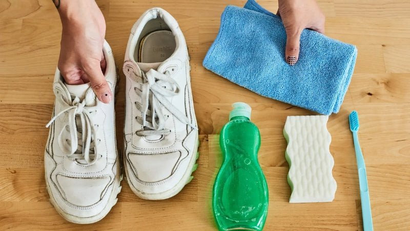 Dùng khăn mềm thấm dung dịch xà phòng và giấm để làm sạch và phục hồi da giày sneaker