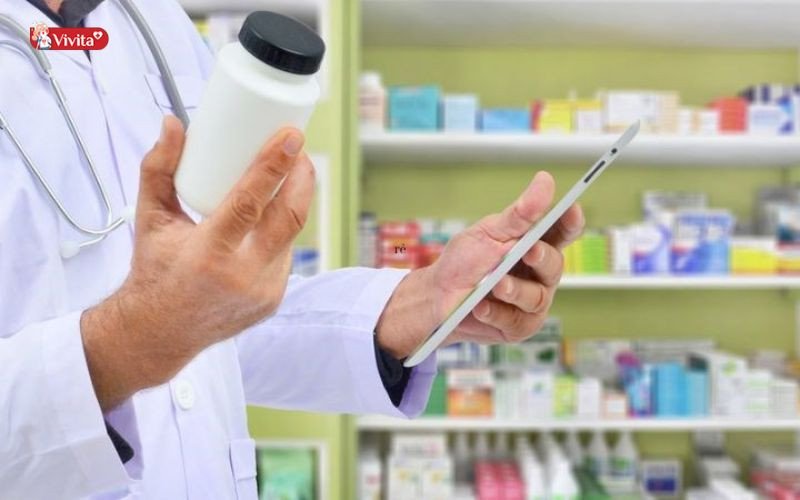 Gia đình thảo luận về việc chọn canxi cho bé của Nhật phù hợp ngân sách