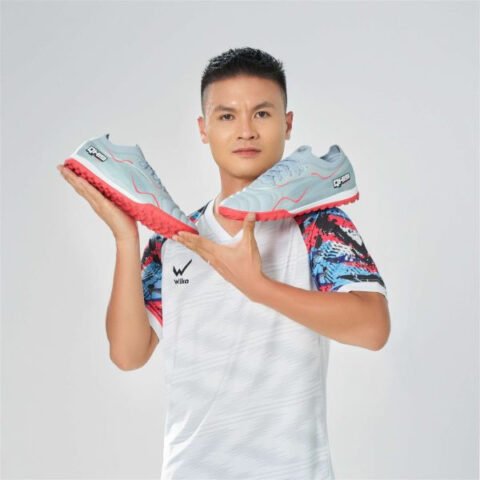 Giày đá bóng Wika QH19 Z-Vol Quang Hải màu xám hồng, nổi bật với sự kết hợp màu sắc tươi mới