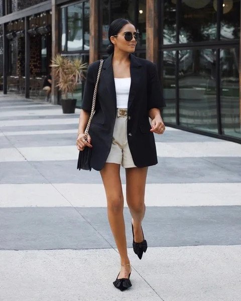 Giày lười mặc vest - cô gái dịu dàng với vest trắng và giày búp bê đen