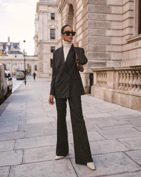 Giày lười mặc vest - cô gái phong cách với vest đen và boot da mũi nhọn