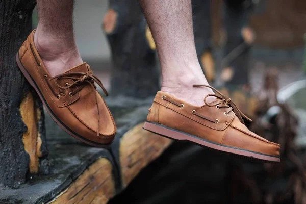 Giày lười mặc vest - vest kẻ sọc kết hợp giày Boat Shoes màu nâu giản dị mà lịch thiệp