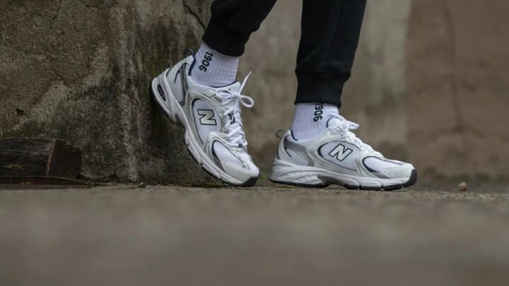 Giày New Balance 530 màu trắng xám nhìn từ bên hông