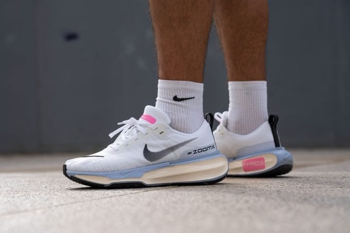 Giày nike invincible run 3 màu xanh trên đường chạy