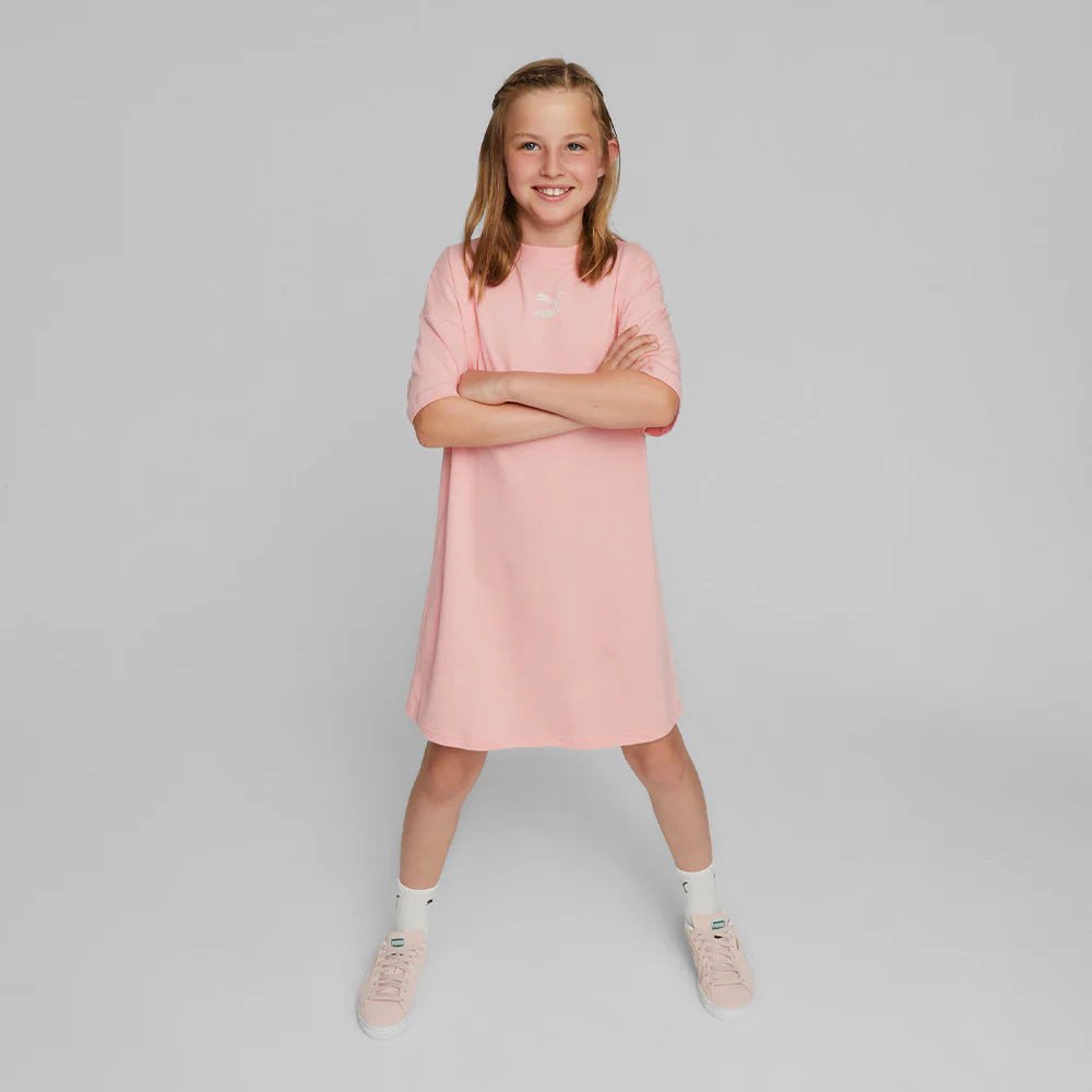 Giày sneaker trẻ em kết hợp với đầm cho bé gái, mang lại sự năng động và nữ tính.