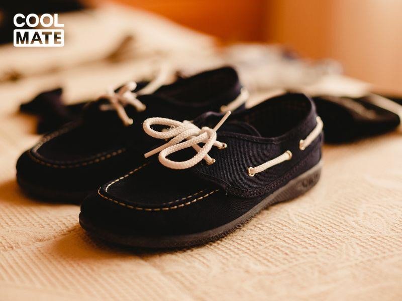 Giày tây Boat Shoes màu xanh navy và nâu với dây da chạy quanh mép giày