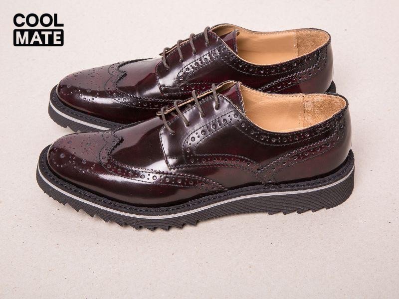 Giày tây Full Brogues hay Wingtip Brogues màu nâu với họa tiết đục lỗ tinh xảo hình chữ W trên mũi giày