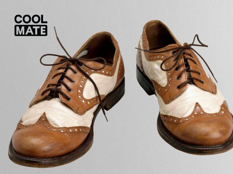 Giày tây Oxford Wingtip màu đen với họa tiết đục lỗ hình chữ W tinh xảo trên mũi giày