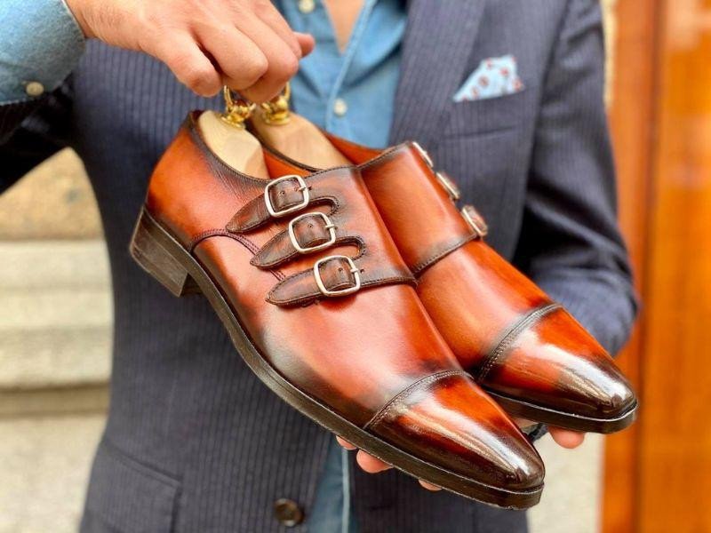 Giày tây Triple Monk Strap màu nâu độc đáo với ba khóa cài