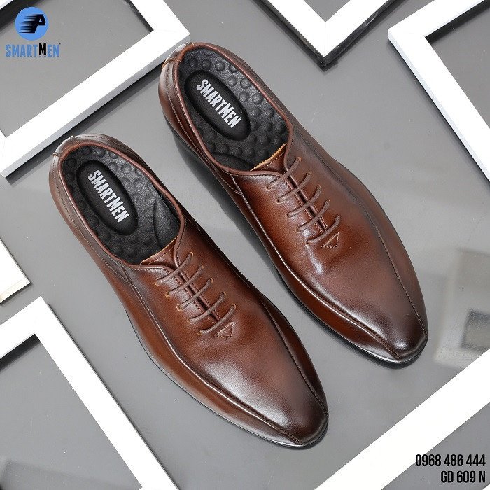 Góc chụp từ trên xuống, hình ảnh giày đá bóng đẹp phô diễn toàn bộ thiết kế