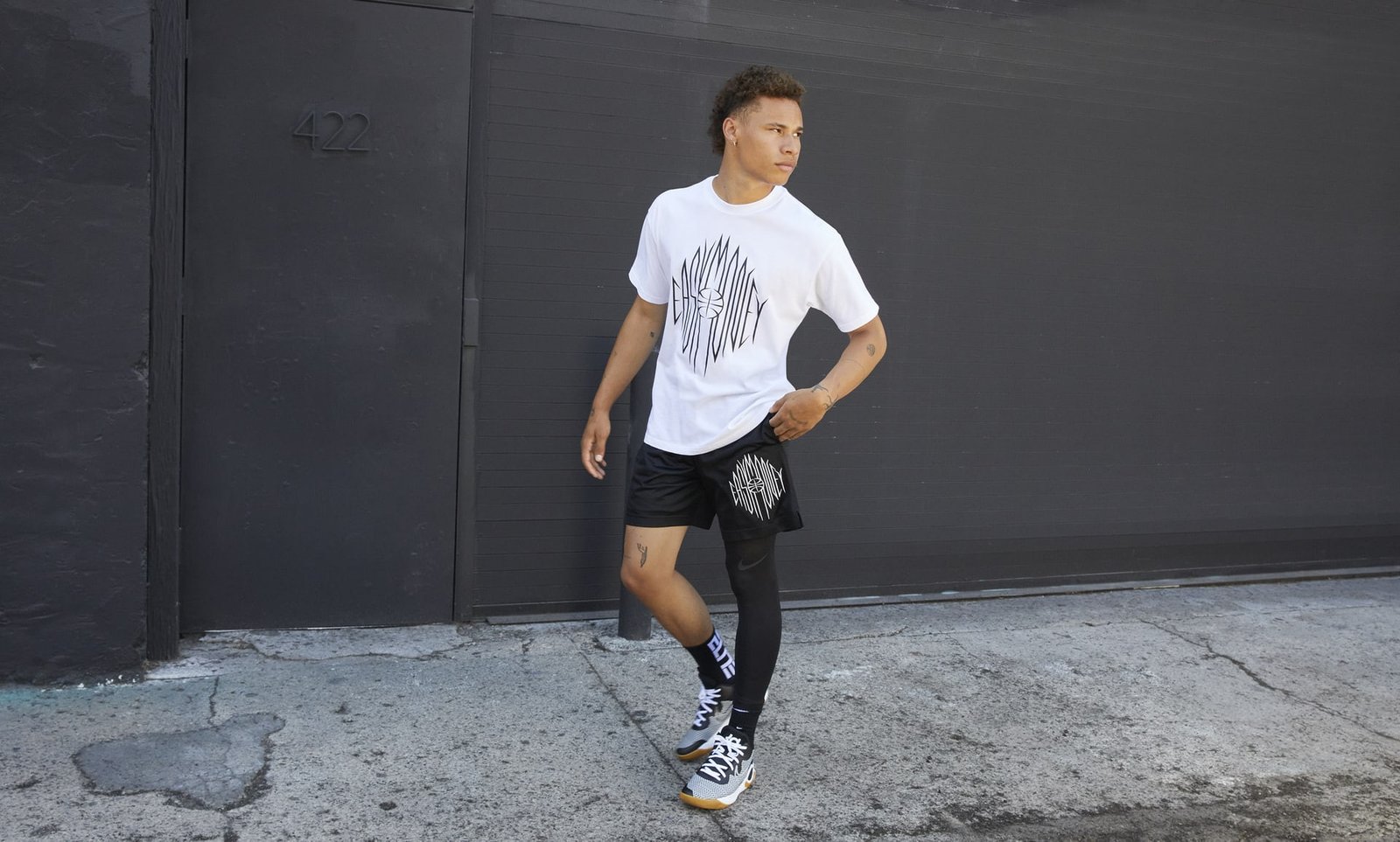 Hình ảnh cầu thủ bóng rổ mang giày KD Trey 5 IX màu xanh trên sân