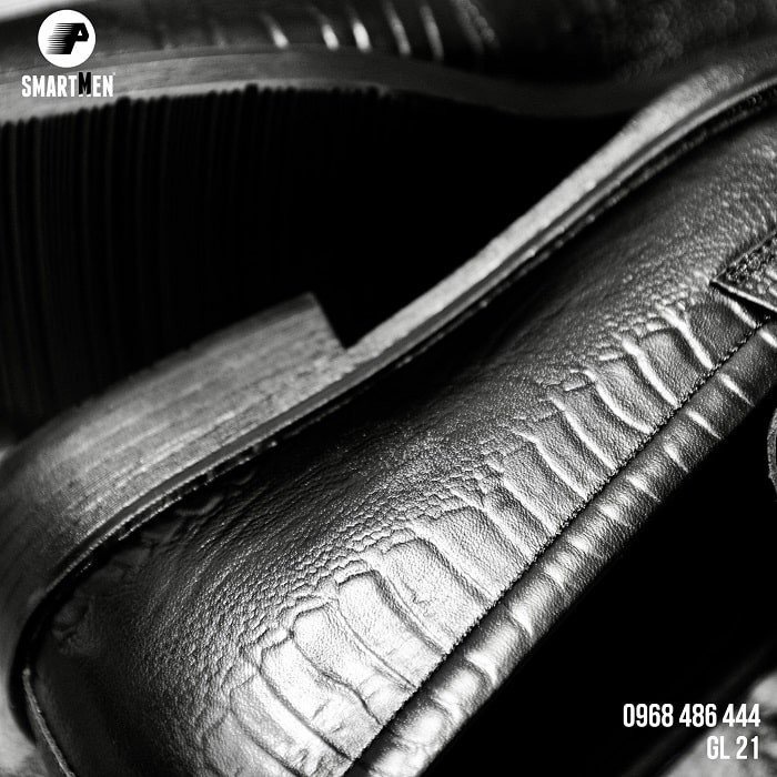 Hình ảnh giày đá bóng đẹp cận cảnh, chi tiết mũi giày và đường may