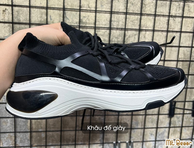 Hình ảnh khâu đế giày thể thao bị bong tróc